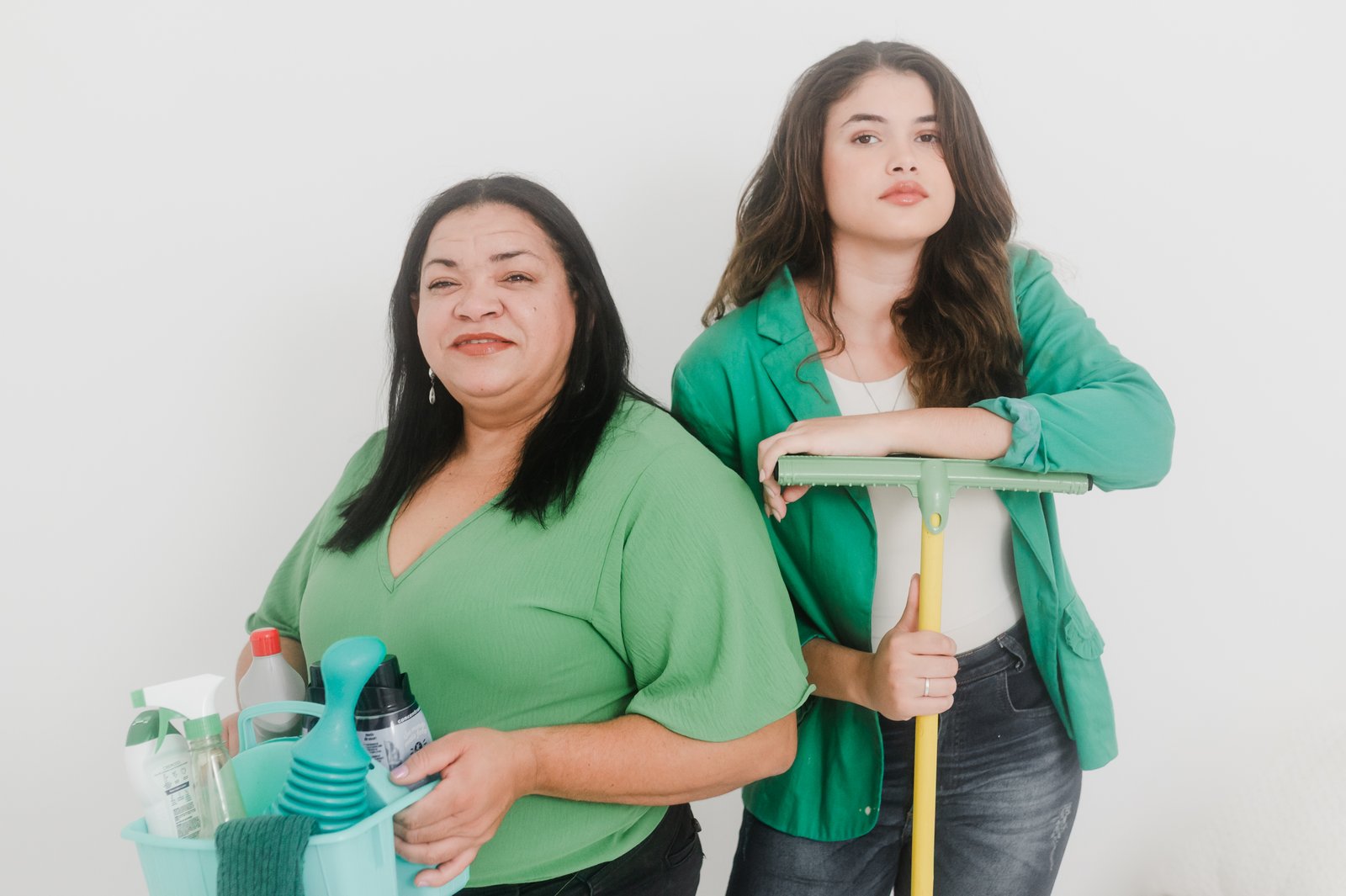 Nonata e sua filha, responsáveis pela Hora da Faxina, com materiais de limpeza